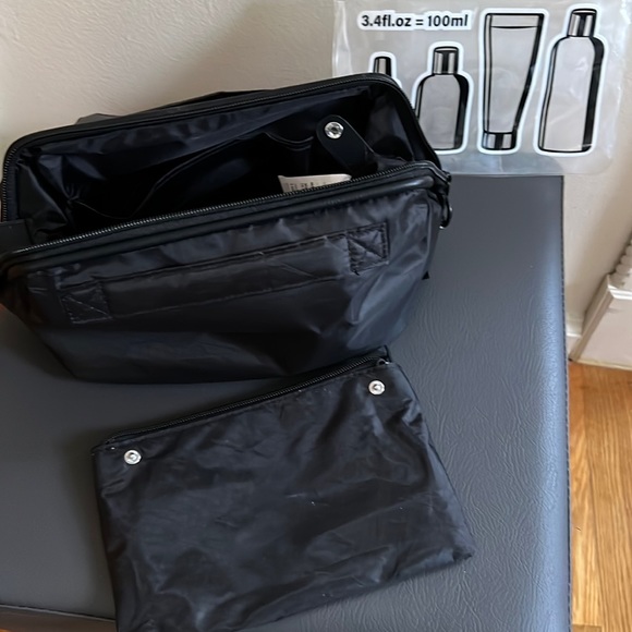 Nylon Toiletries Bag EUC - Picture 3 of 10